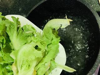 8、蒜蓉生菜,保持大火，加入生菜