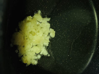 15、蒜蓉生菜,锅加食用油，中小火，加入蒜蓉