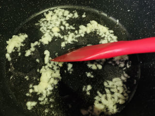 16、蒜蓉生菜,翻炒蒜蓉