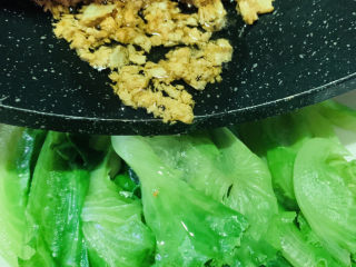 18、蒜蓉生菜,浇在生菜上，再浇上调料