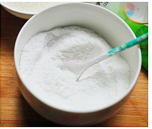 2、抹茶凉粉,将白凉粉100g倒入碗中