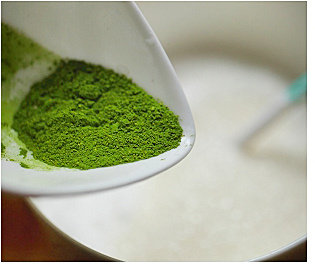 4、抹茶凉粉,再加入适量的抹茶粉