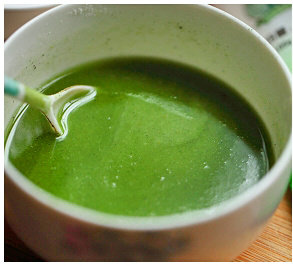 7、抹茶凉粉,加入水后凉粉搅拌成均匀至无颗粒的糊状备用