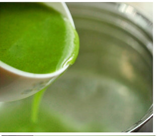 8、抹茶凉粉,把剩下的800ml的水煮沸，倒入上述调制好的糊状凉粉，倒入沸水时要边倒边均匀地搅拌浆液，至浆液再次加热至沸腾