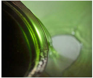 10、抹茶凉粉,将煮好的凉粉浆倒入干净的容器中