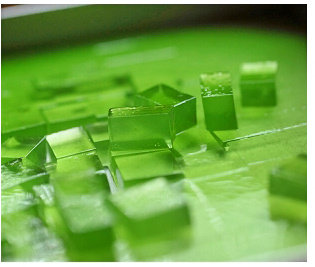 12、抹茶凉粉,冷却后的抹茶凉粉用水果刀切成小块，吃时加入水果即可（放冰箱冷藏后风味更佳）