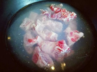 2、#感恩节食谱#排骨莲藕胡萝卜汤,小排焯水:冷水入锅，烧开即可将小排捞出。
