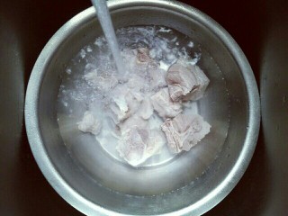 3、#感恩节食谱#排骨莲藕胡萝卜汤,焯水的小排捞出后用冷水反复冲洗，小排上面的杂质洗干净。