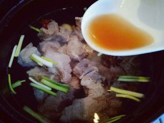 8、#感恩节食谱#排骨莲藕胡萝卜汤,加入料酒，盖上盖子大火烧开，转小火慢炖45分钟。