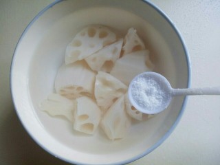 10、#感恩节食谱#排骨莲藕胡萝卜汤,将切好的莲藕放入大口碗中，加入清水，再加入盐，泡10分钟以上。