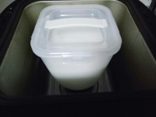 3、#冬喝暖饮夏吃冰#健康低卡-芒果酸奶昔,盖上盖子放入面包机中。