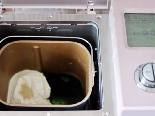 4、翡翠白玉生煎包,最后加入酵母后，启动面包机的和面程序。