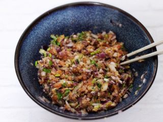 8、翡翠白玉生煎包,把所有的食材搅拌均匀就可以了。