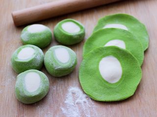 15、翡翠白玉生煎包,把剂子摁扁后擀皮薄面皮。