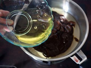 3、枣泥月饼,分两次倒入玉米油，每次都要炒均匀吸收后再加下一次。