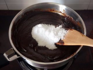 4、枣泥月饼,油全部加入后，倒入所有的木糖醇，继续中火翻炒。