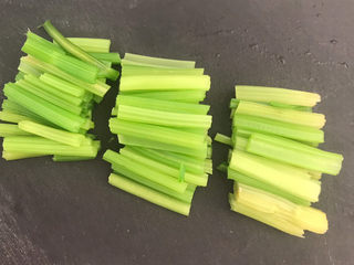 5、芹菜拌腐竹,把芹菜切成寸段