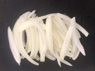 6、芹菜拌腐竹,圆葱切成丝