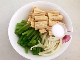 13、芹菜拌腐竹,加入精盐