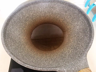 14、芹菜拌腐竹,炒锅烧热后加入玉米油