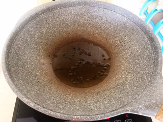 15、芹菜拌腐竹,油烧热后加入花椒粒，炒出香味