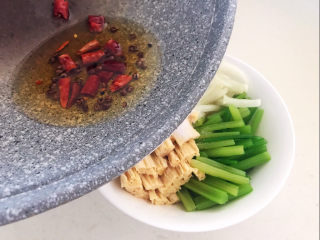 17、芹菜拌腐竹,趁热把做好的料油到入菜碗里