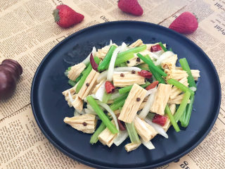 19、芹菜拌腐竹,芹菜拌腐竹清淡爽口，风味独特~