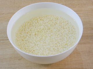 1、糍粑,糯米浸泡一夜。