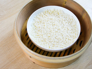 2、糍粑,浸泡好的糯米，蒸熟。蒸40分钟。