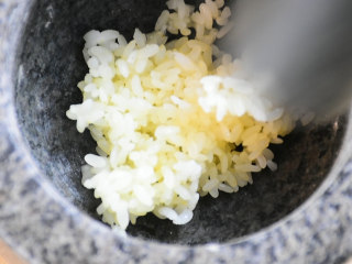 4、糍粑,一点点的捣成泥，每次捣一点，捣好了再加糯米，再捣。