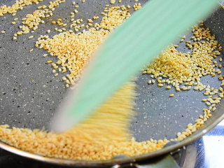 6、糍粑,白芝麻，小火加热，翻炒，炒至金黄就可以。