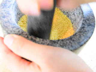 7、糍粑,炒好的芝麻也捣碎。