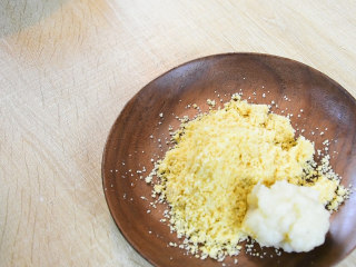 8、糍粑,把做好的糯米团，扯一小团，放进芝麻糖中，沾上芝麻糖，完成。