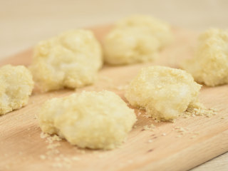 9、糍粑,这个糍粑，简单的不能再简单了，口感也没有特别的细腻，有足足的嚼劲，衬着芝麻香，吃得也许就是回忆。