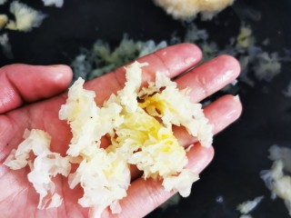 4、银耳羹,用手撕成小朵，在泡发30分钟