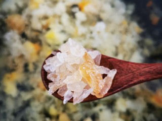 6、银耳羹,炖一小时后，放冰糖，容易出胶，放桂圆干