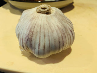 1、蒜蓉蒸大虾,蒜头去皮剥瓣；