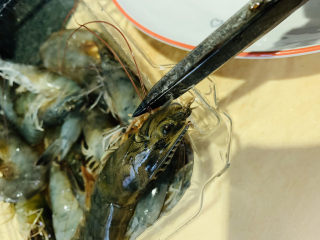5、蒜蓉蒸大虾,剪去虾须；