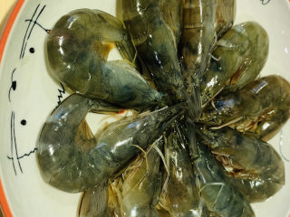 6、蒜蓉蒸大虾,虾头往中间，摆成圆形；