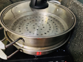 12、蒜蓉蒸大虾,蒸锅大火，先把水烧开；