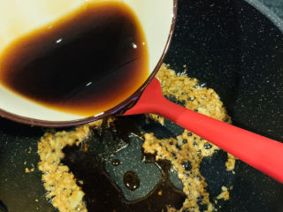 14、蒜蓉蒸大虾,蒜蓉炒金黄色时，加入调好的料汁；