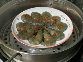 18、蒜蓉蒸大虾,放入烧开水的蒸锅内，大火，蒸7分钟左右，就可以出锅；