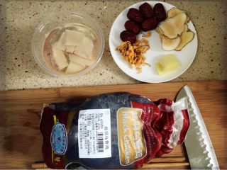 1、红枣山药炖乌骨鸡,材料大集合。如果不喜欢山药也可以不加。所以图中没有。乌骨鸡洗净后用厨房剪剪块。海螺片要提前干净矿泉水浸泡四个小时。