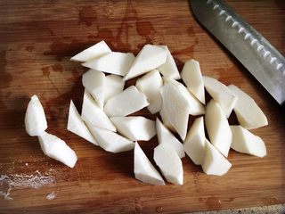 5、红枣山药炖乌骨鸡,山药去皮。滚刀切块后放入炖煮的乌骨鸡汤种。小火继续煮15-20分钟。