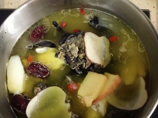 6、红枣山药炖乌骨鸡,出锅前加入数颗枸杞。焖几分钟后出锅。