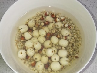 4、粥品元气#八宝粥#(创建于30/11~2017),莲子、芡实、薏仁米、茯苓洗净并浸泡4小时。