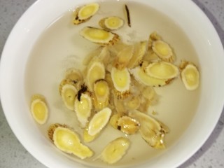 5、粥品元气#八宝粥#(创建于30/11~2017),黄芪洗净并浸泡半小时。