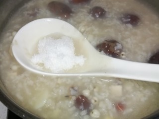 13、粥品元气#八宝粥#(创建于30/11~2017),放入白糖。