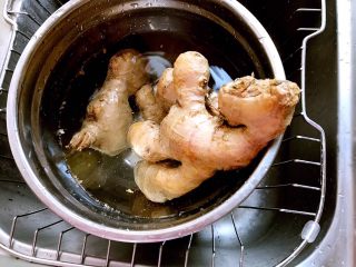 1、红糖姜膏,生姜洗净切片