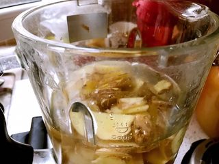 2、红糖姜膏,加水放入料理机中